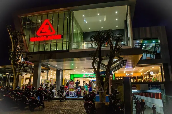 Toko Tiga: Jantung Belanja Lokal yang Tak Pernah Padam di Cilacap